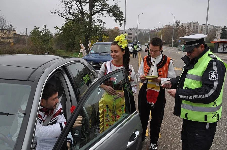 Гимназисти раздадоха карамфили на шофьорите по пътя в Хасково