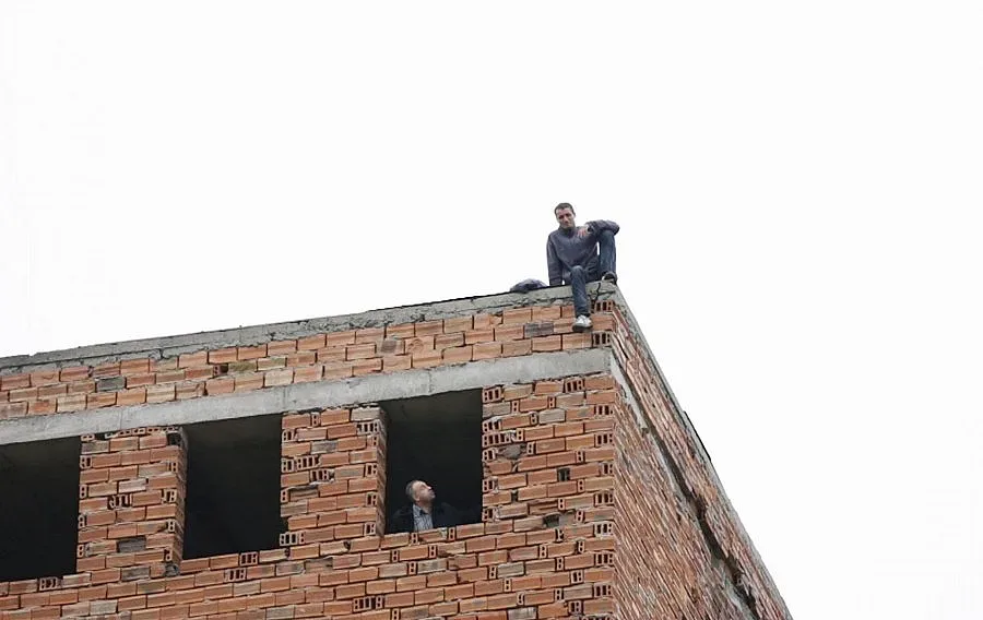 Млад мъж заплаши да се самоубие заради дългове