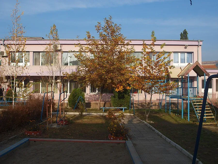 Строят басейн в забавачка