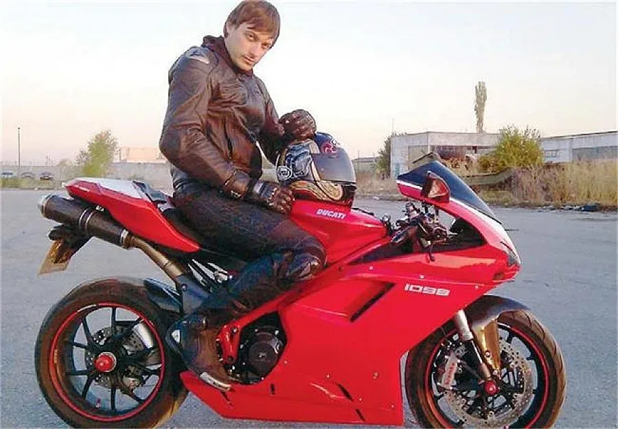 Карамазов станал моторист от завист