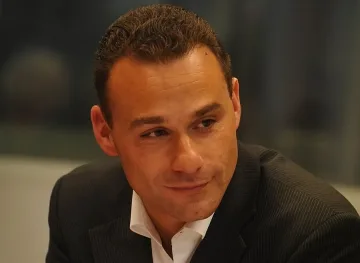 Кмет мърсува на бензиностанция