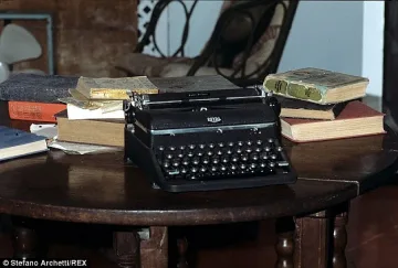 Джоли купи пишещата машина на Хемингуей за $250 хил. 