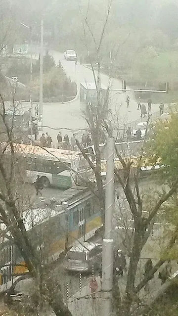 Трамвай и автобус се сблъскаха в София, има пострадали