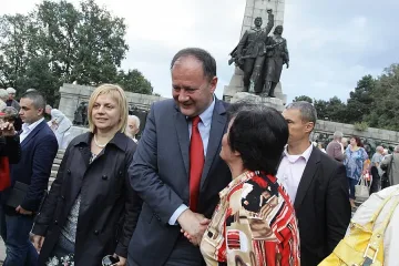 Миков подписа мир, но се готви за война