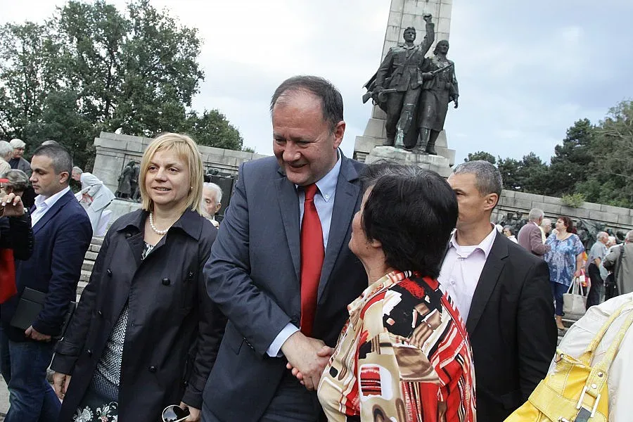 Миков подписа мир, но се готви за война