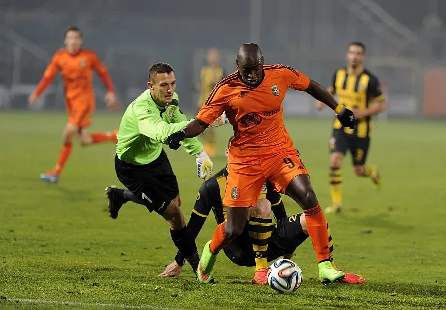 Стриптийз в "Ботев" в града на люляците