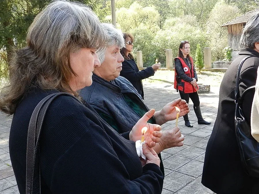 Близки на загиналите запалиха свещи пред завода убиец в Горни Лом