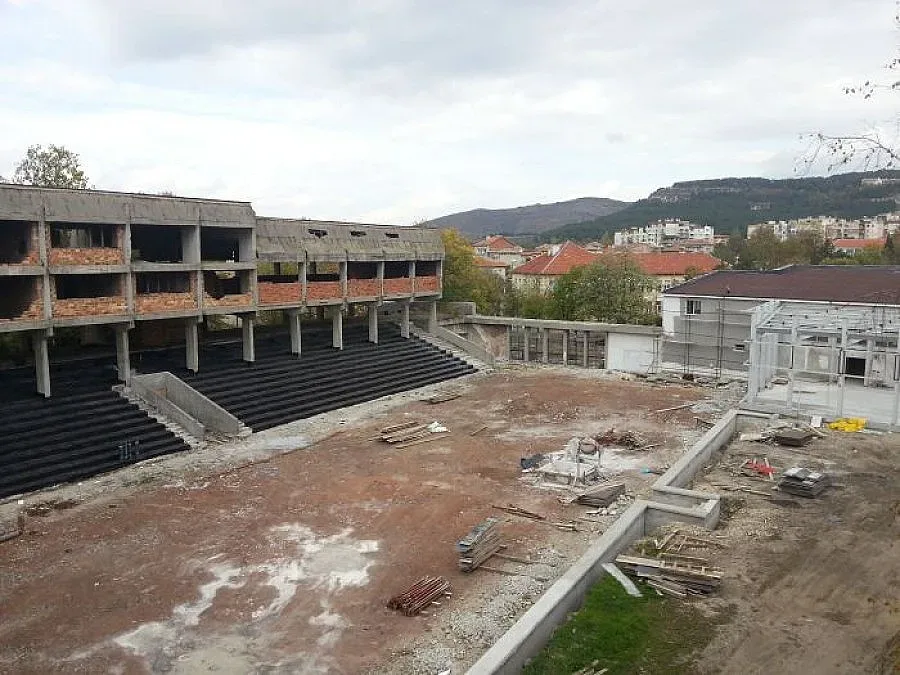 След повече от 25 години Момчилград очаква завършена спортна зала