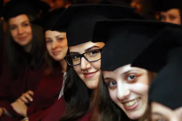 Дипломираха се първите медицински козметици