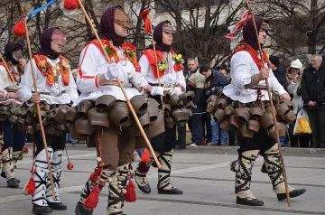 Моми сменят носиите с кукерски кожи