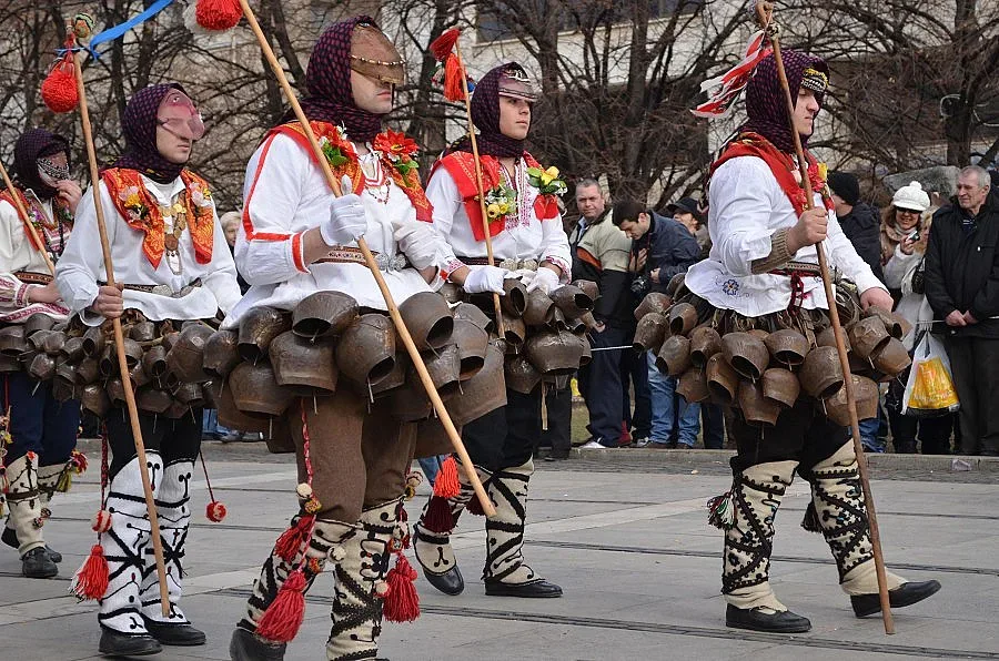 Моми сменят носиите с кукерски кожи