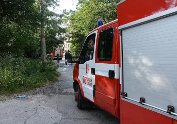 Микробус в движение лумна в пламъци