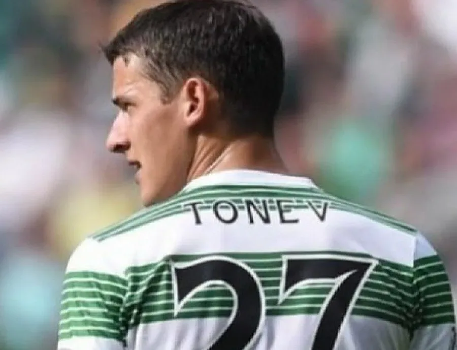 Фенове защитиха Тонев за расизма