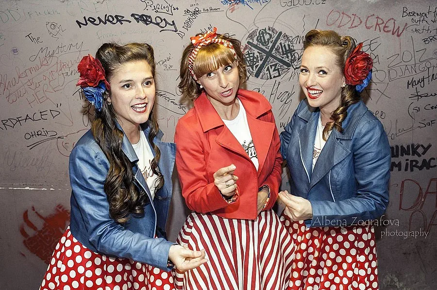 Печатна грешка кръстила "Скарлет систърс"