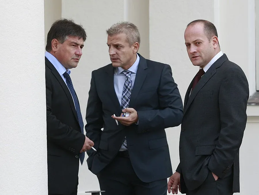 Кънев се закани с музикален поздрав: Ще те наблюдавам