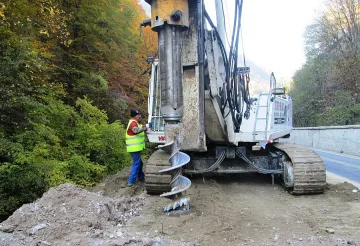 С две машини ремонтират пропадналия път за Банско
