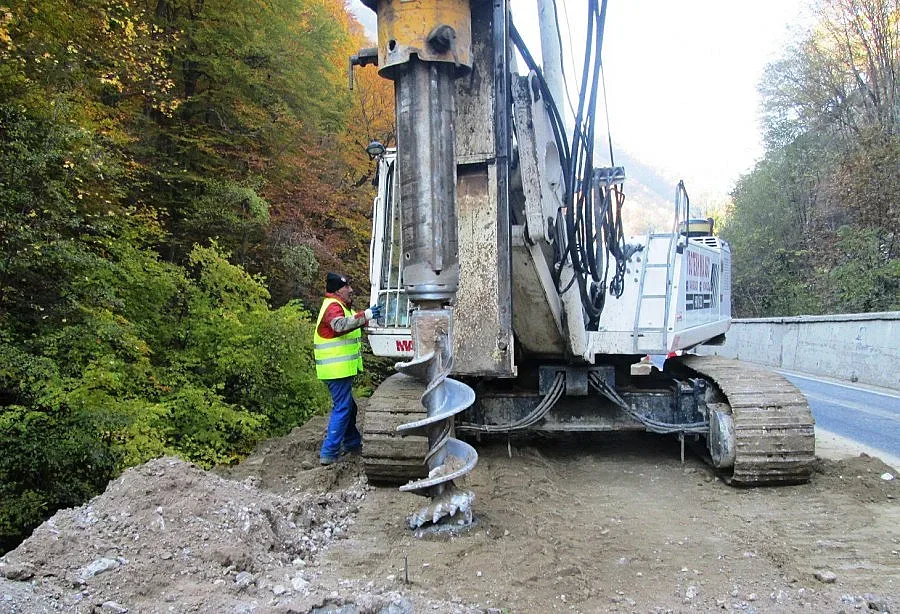 С две машини ремонтират пропадналия път за Банско