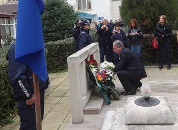 Губернатор положи цветя пред паметника на загинали полицаи