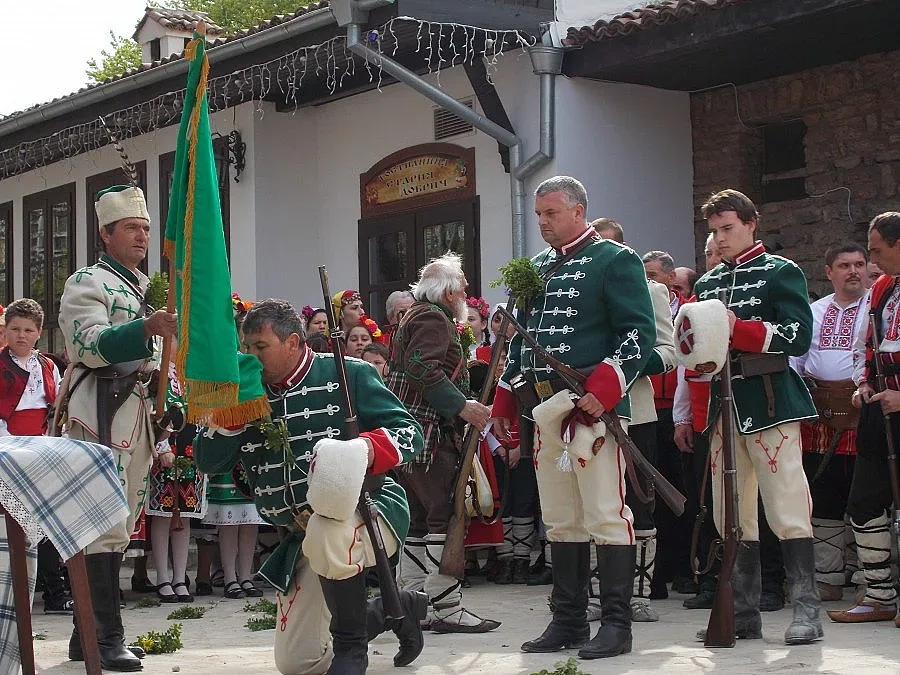 Два пехотни полка от „Традиция” дариха книги на българи в Молдова