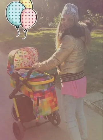 Лора Караджова разходи бебето