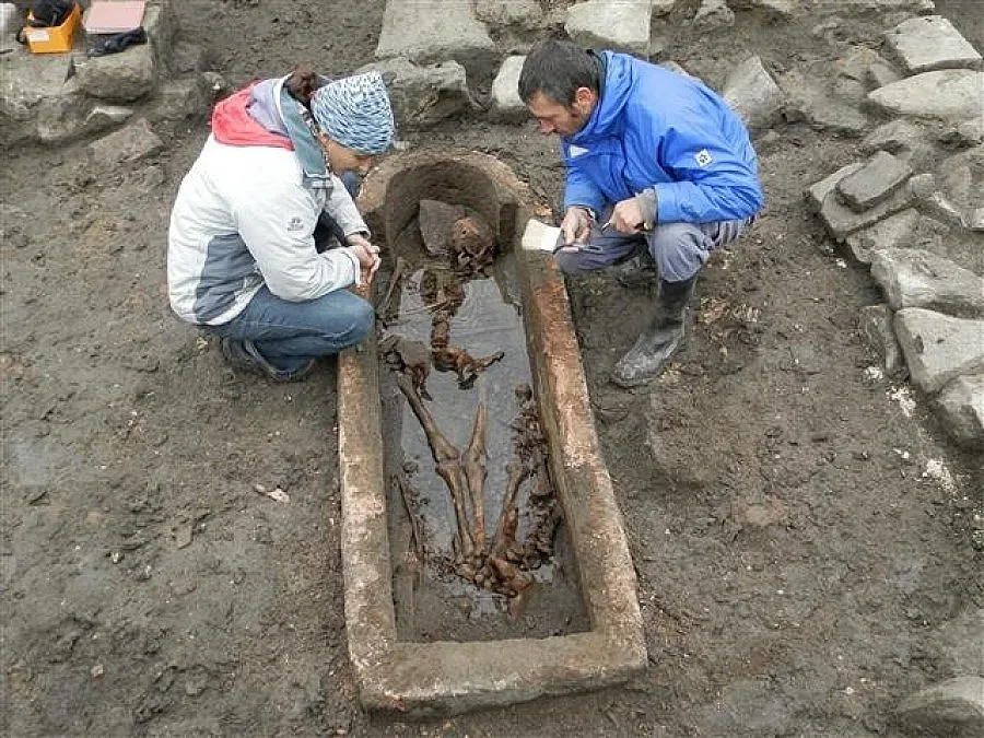 Саркофаг със 7 скелета в Поморие