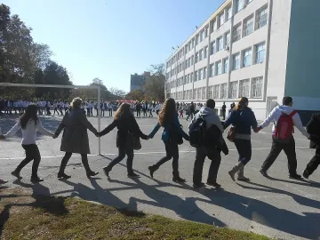 1300 деца прегърнаха училището си за юбилея му