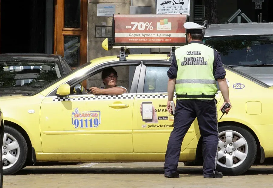 Реформаторите пускат таксита в бус-лентите