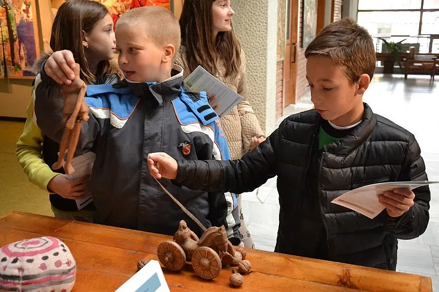 Подредиха древни играчки в музей