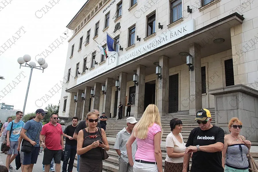 Вложители в КТБ на протест пред НС