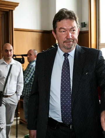Адвокатът на Василев: Искров иска да фалира КТБ чрез парламента