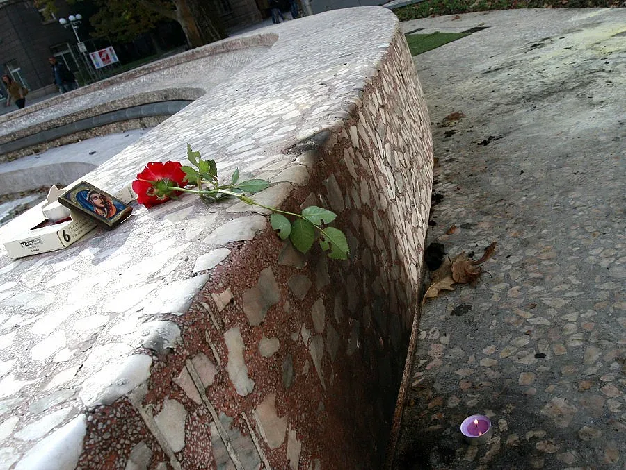 Десетки казват "Не на отчаянието" пред президентството