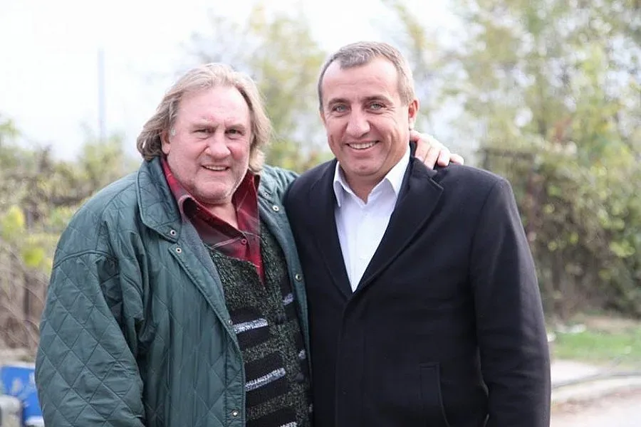 Кметът с фото за спомен с Депардийо