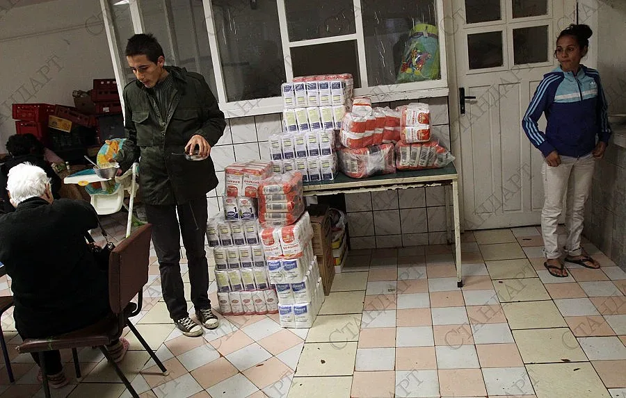 Отец Иван търси храна и въглища за приюта