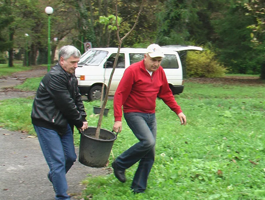 Доброволци от германска компания освежават старозагорски курорт