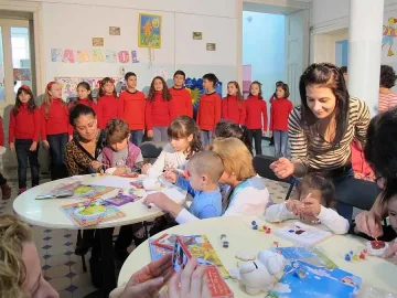 Стартира кампанията "Деца пеят за деца"
