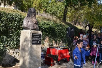 Вдигнаха паметник на Онуфрий Хилендарски пред неговото 200-годишно школо