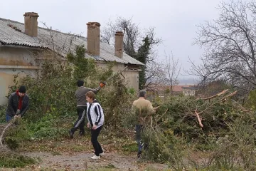 Общинари почистваха град Шипка