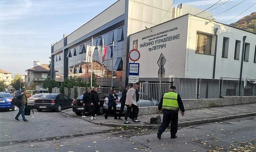 Арестуваните за престъпления полицаи от Петрич пребили малолетни