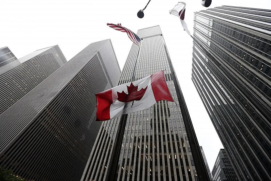 Първи въздушни удари на Канада в Ирак