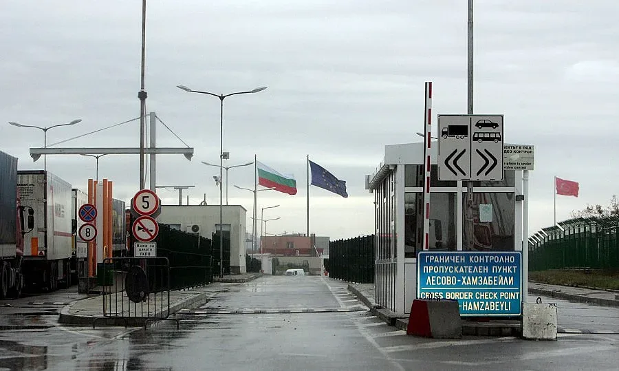 С 10 000 евро в джобовете: 32 митничари с белезници