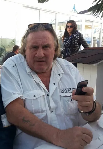  5 прасета от Дуванли се снимат с Депардийо