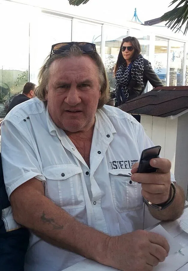 5 прасета от Дуванли се снимат с Депардийо