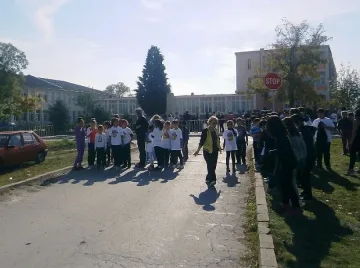 ОБЗОР: Винят учител, че пие и бие