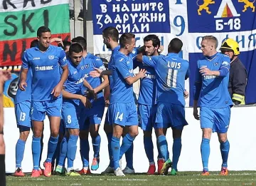 "Левски" в тройката след бой в "Надежда"