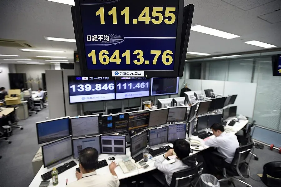 Японски маневри надуват долара