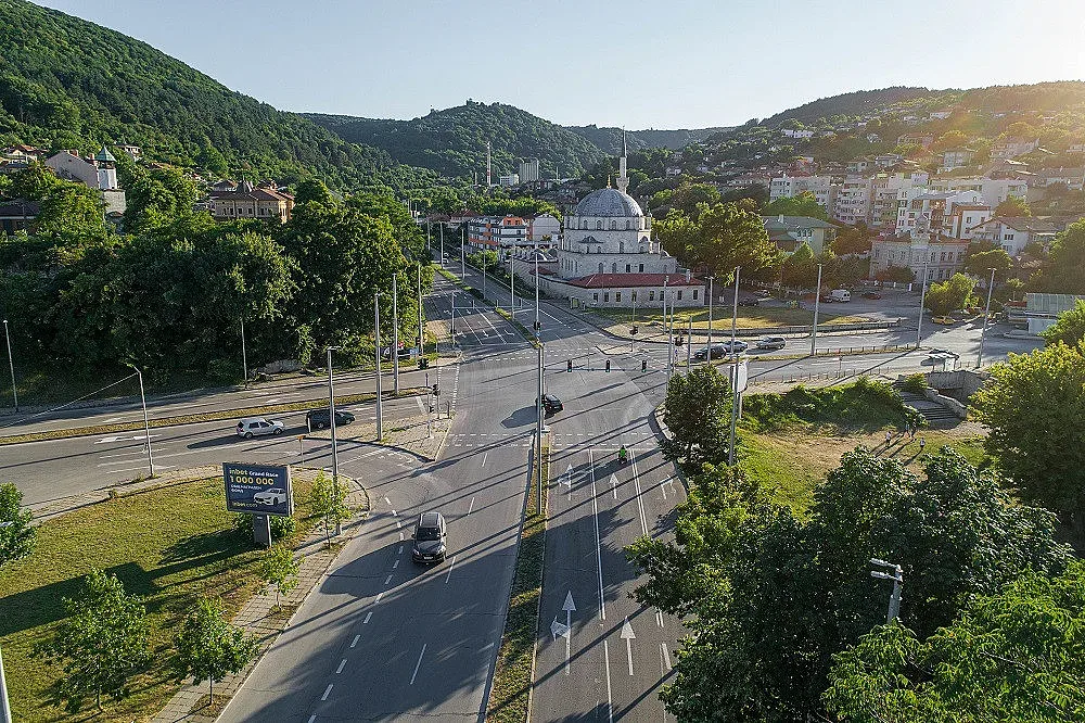 Обновяване на пътната инфраструктура в Шумен (снимки)