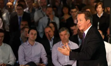 Камерън черпил Клаудия Шифър с държавни пари