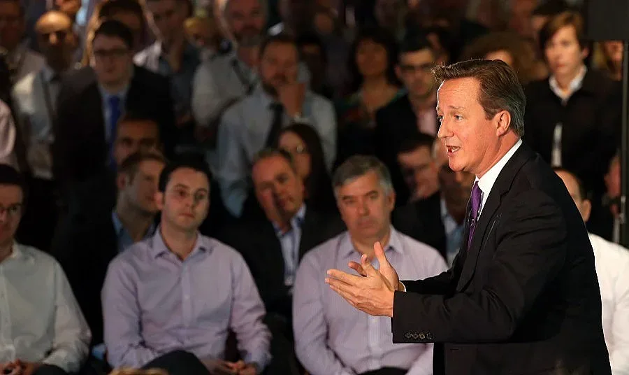 Камерън черпил Клаудия Шифър с държавни пари