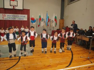 55 светещи фенера за 55 г. забавачка в Симитли