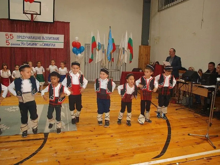 55 светещи фенера за 55 г. забавачка в Симитли